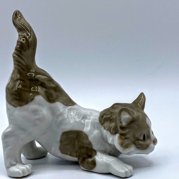 Retired LLADRO "Playful Cat #5019" figurine, 4.5" mint